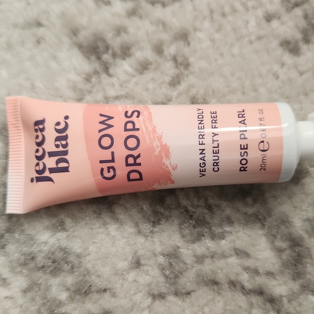 Primer by Cover Fx, Glow Drops by Jecca Blac and Hydra Plumping BoosteR - Picture 7 of 7
